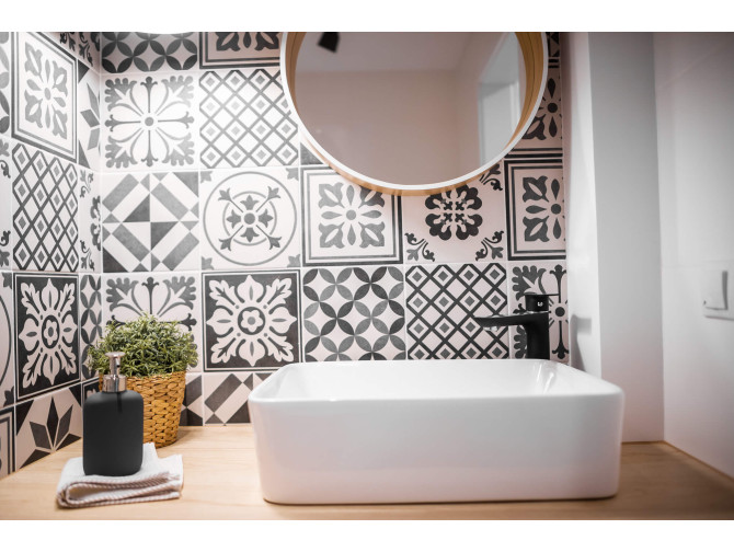 Waschtischarmatur in Schwarz-Silber... Waschtischarmatur in Schwarz-Silber...