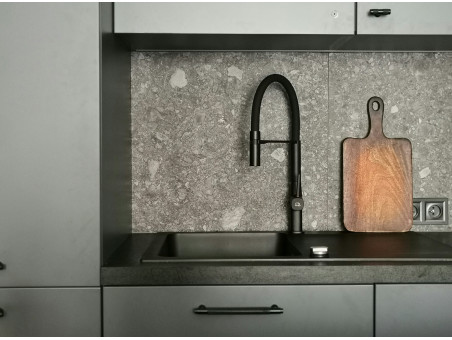 Küchenarmatur in Schwarz POLLA  Wasserhahn Küchenmischer mit Magnetgriff